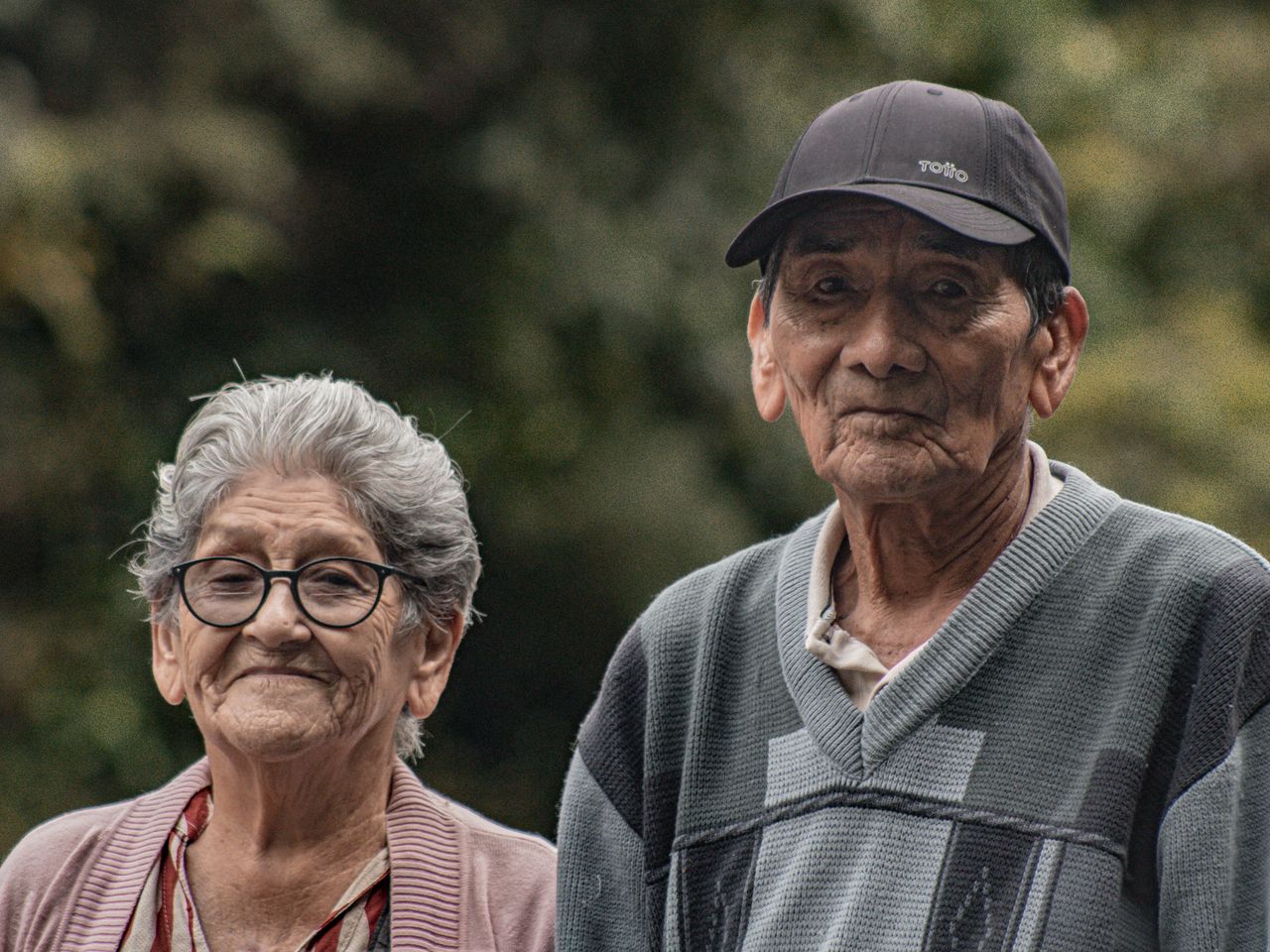 approach-img Portrait of an elderly couple standing together outdoors, capturing warmth and love in Gigante, Colombia.